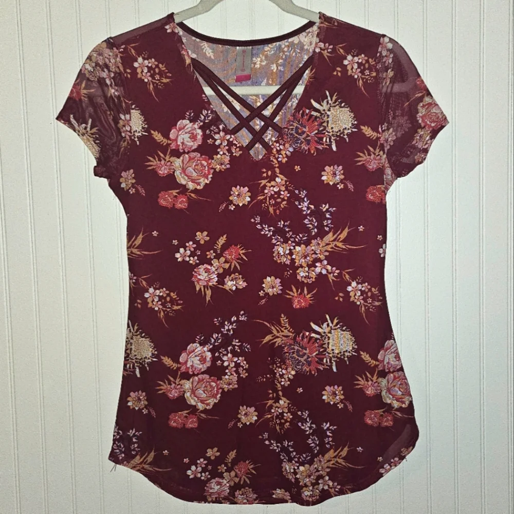 Flowered top - Picture 1 of 3